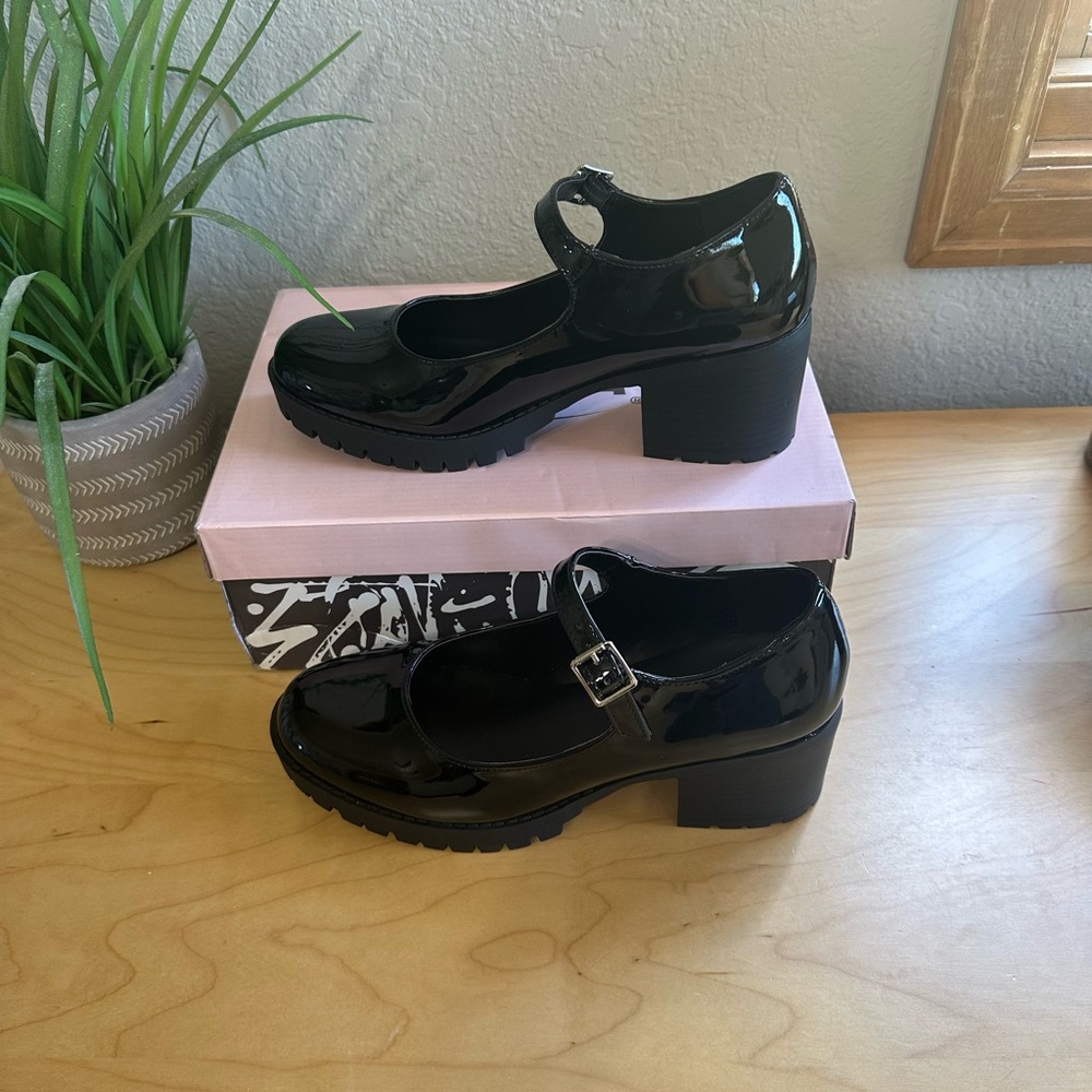Black Patent Leather Mary Jane Shoes - Picture 4 of 5